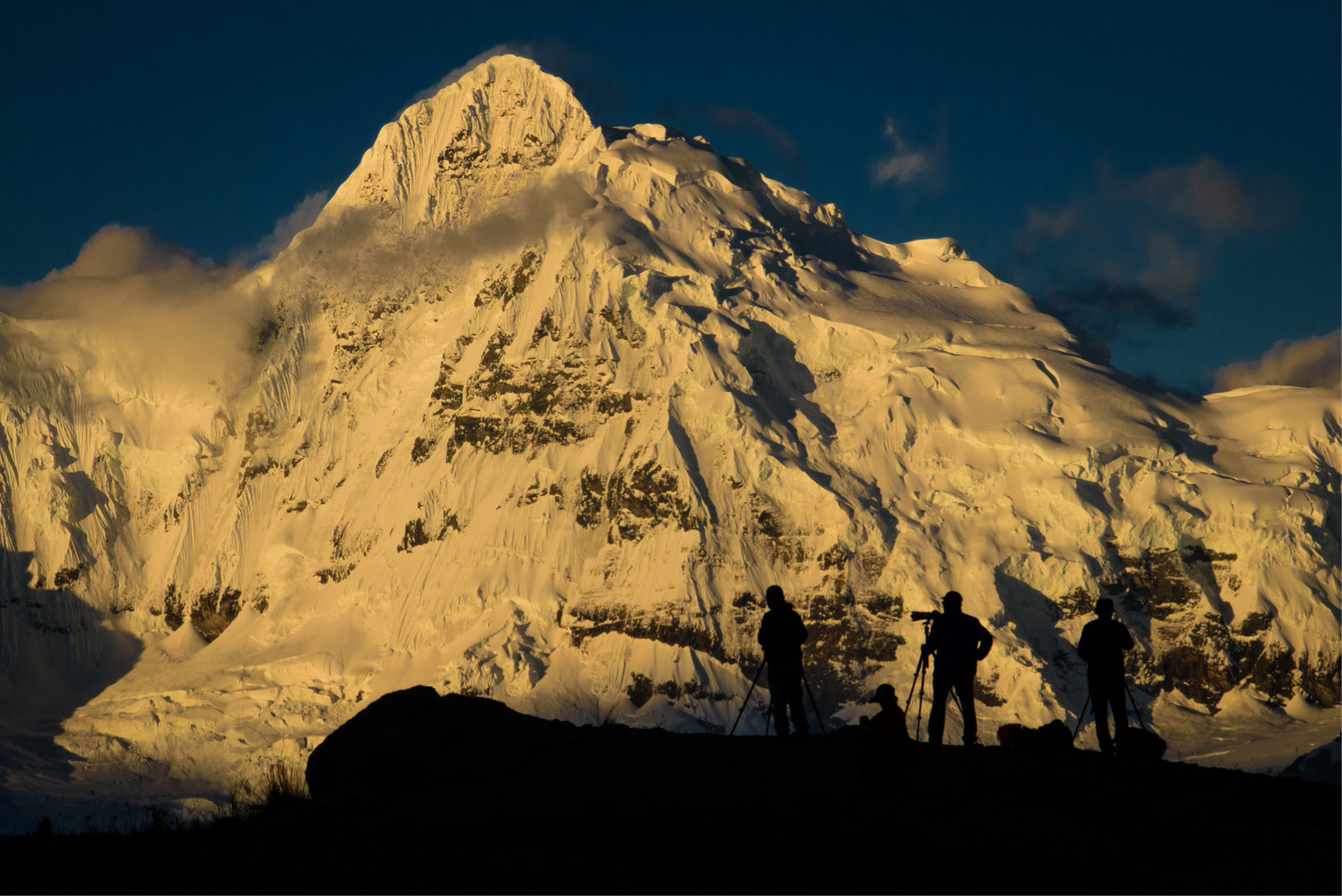 写真1_夕陽に染まるアンデスの山々の撮影を楽しむ