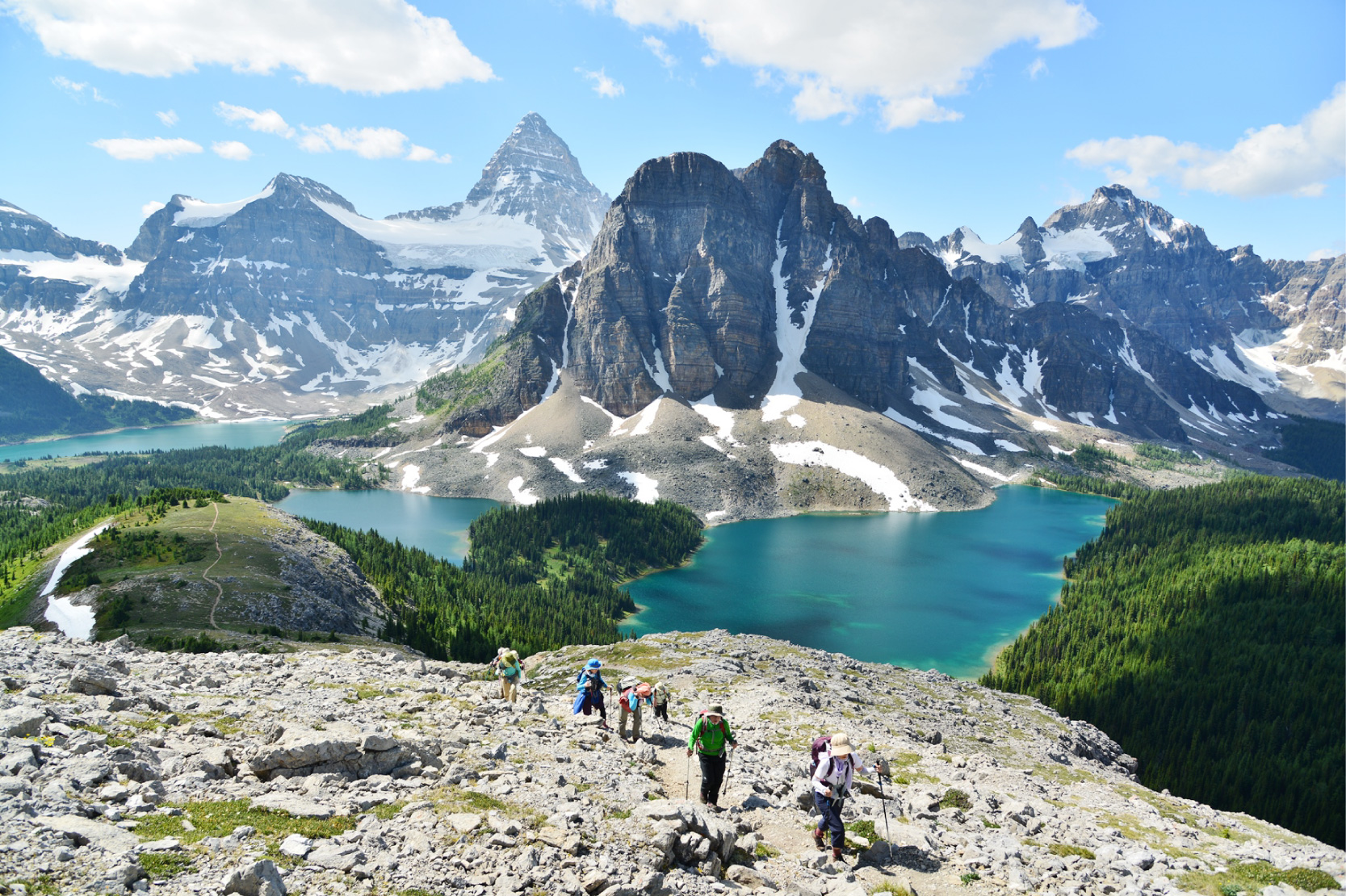 写真2 連日Mt.アシニボインの眺めを楽しみながらの絶景ハイキングを楽しみます