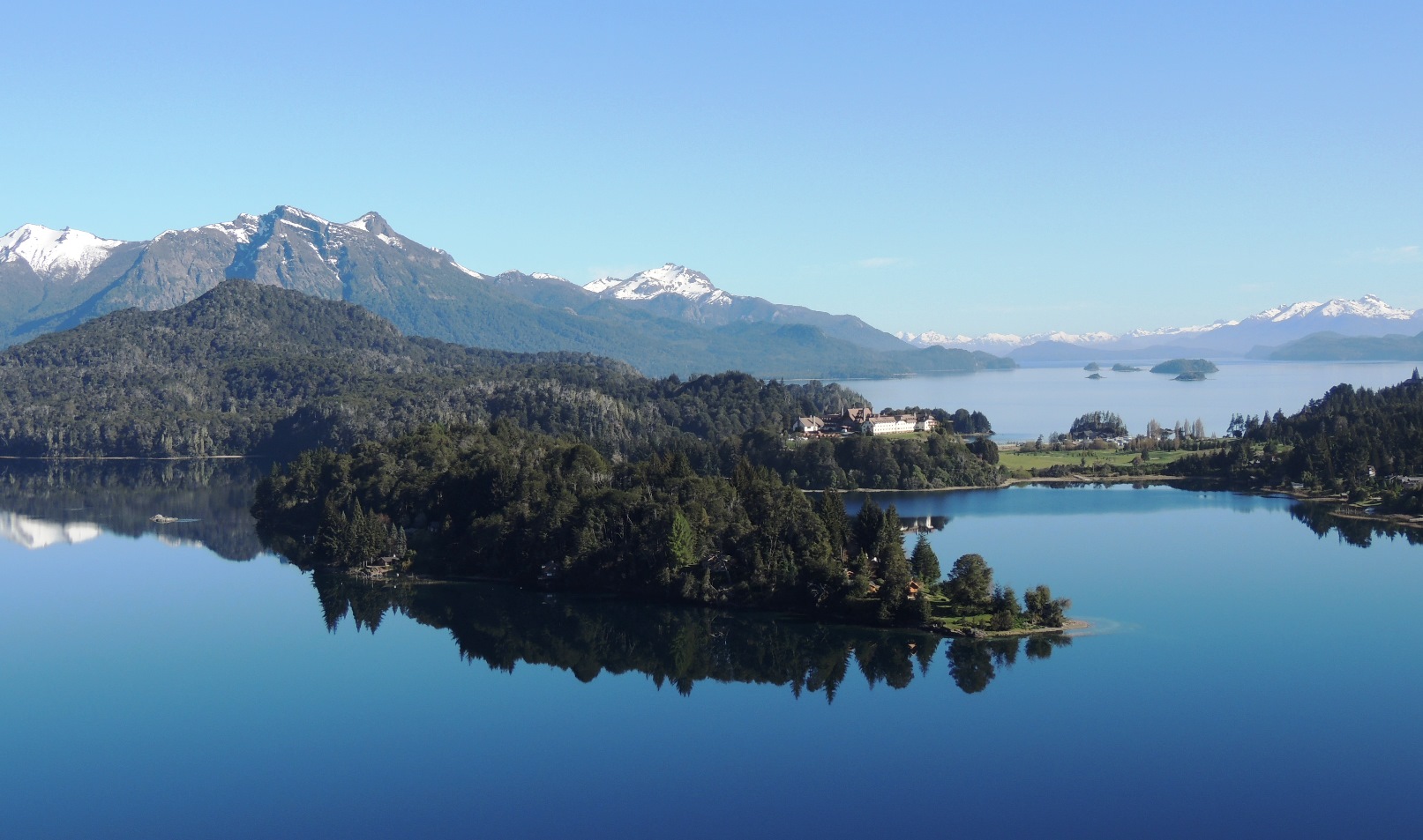 南米のスイスとも呼ばれる風光明媚なバリローチェの風景