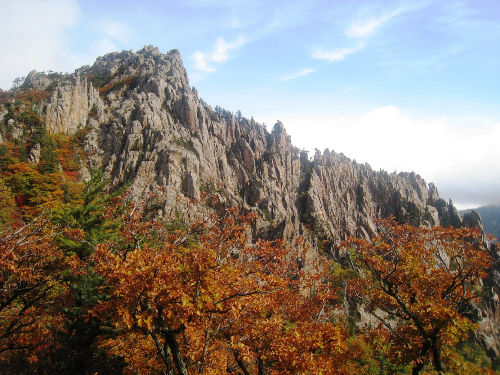 写真1_峨々たる山容と紅葉が美しい雪岳山