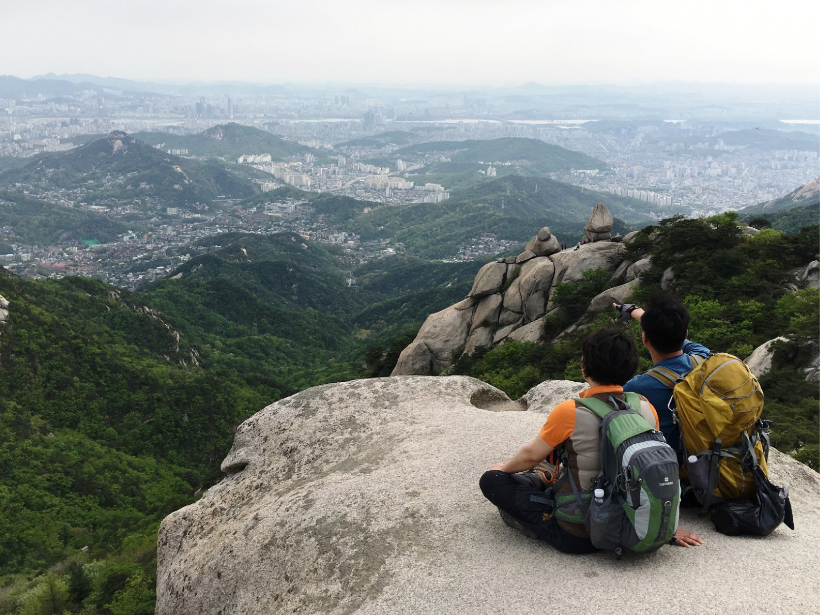 写真8_北漢山から高層ビル群が連なるソウルの街並みを一望
