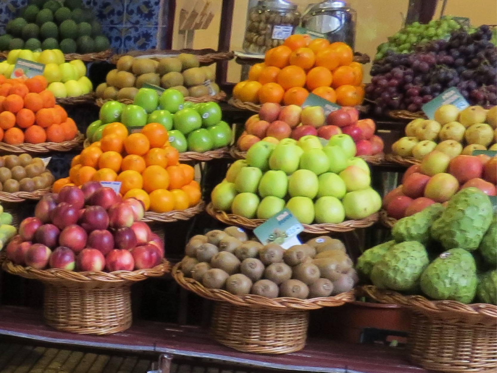 写真7_市場に並ぶ豊富なフルーツ