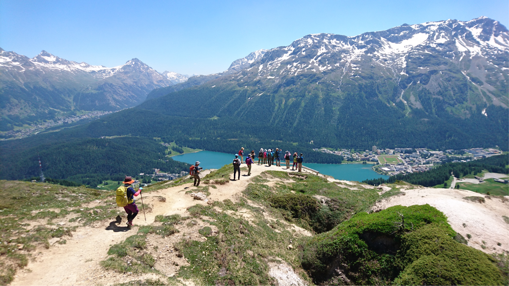 写真10_眼下にサンモリッツの街と湖、正面にベルニナ山群の大パノラマ