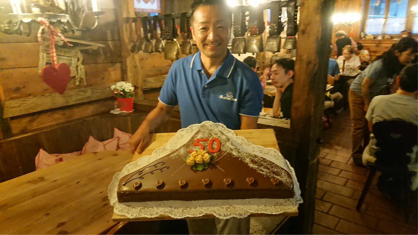 写真4_マッターホルンを象った創業５０周年記念スペシャル・ケーキ
