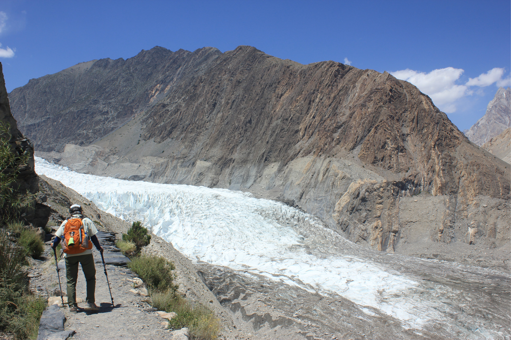 写真4_白いパスー氷河を眼下に望む