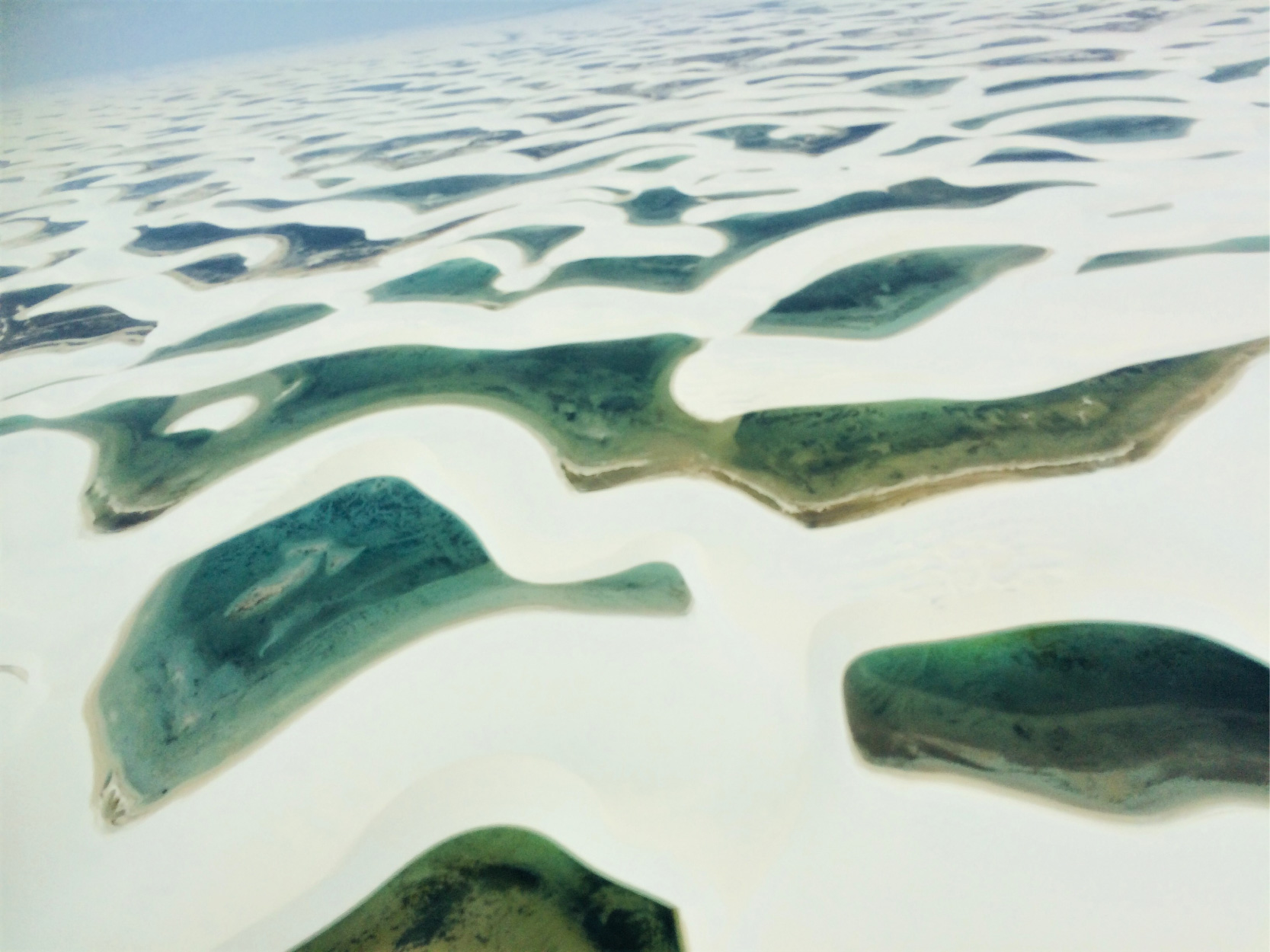 写真8_小型飛行機上空からのレンソイス白砂漠