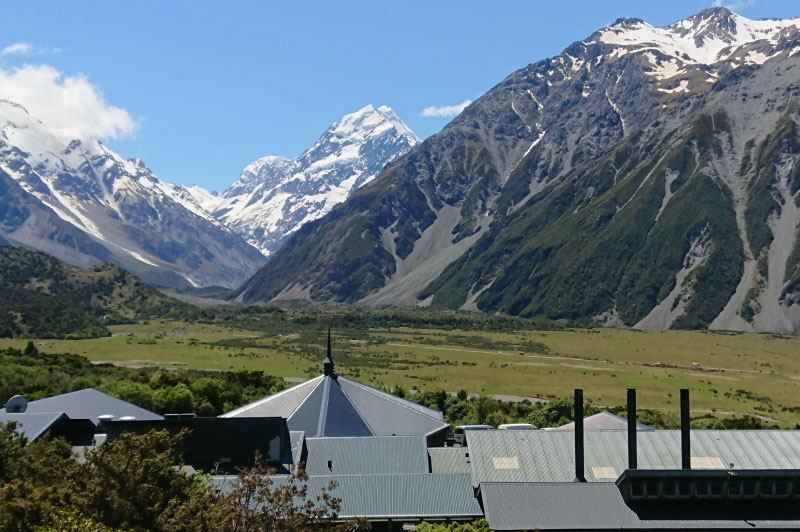 写真1_晴天に恵まれハーミテージ・ホテルからフッカー谷とニュージーランド最高峰のマウントクックを望む