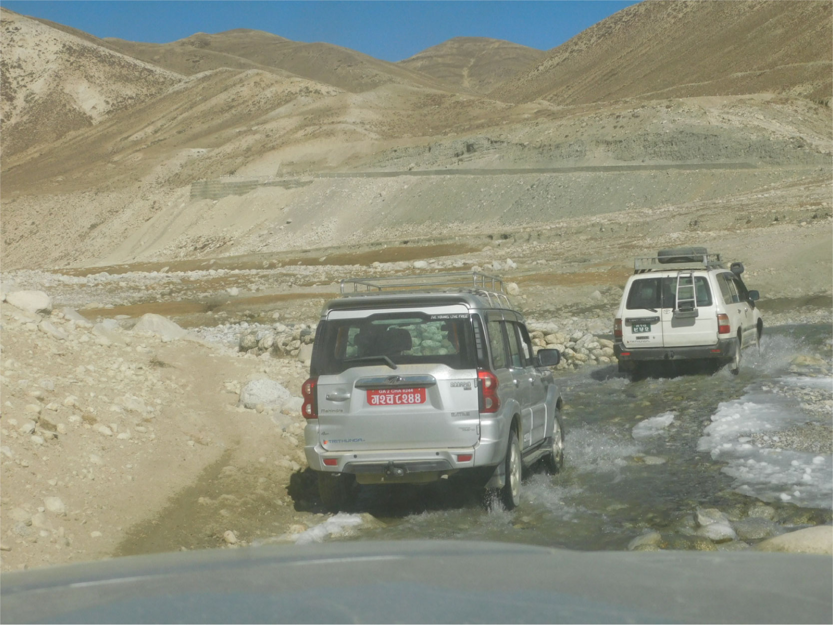 写真10_ムスタンへの道路は、未舗装道路であり、いくつかの川も横断する