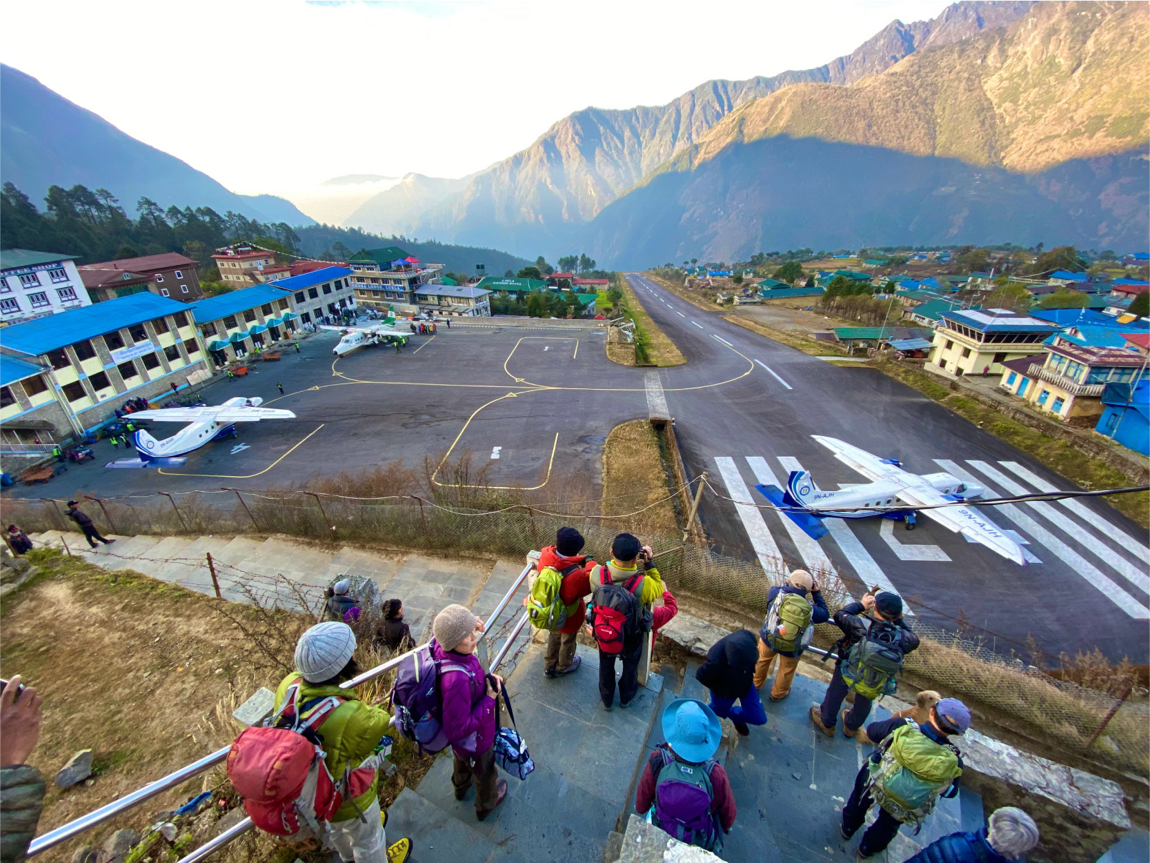 写真5_エベレスト街道の玄関口、ルクラ空港は、世界中からトレッカーが集まるネパールでも人気の空港