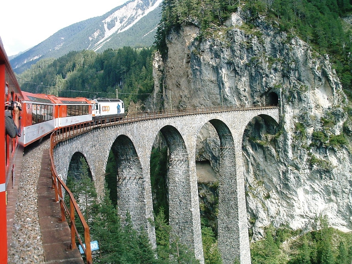 スイス・アルプスの山々に抱かれたエンガディン地方の隠れ里へ