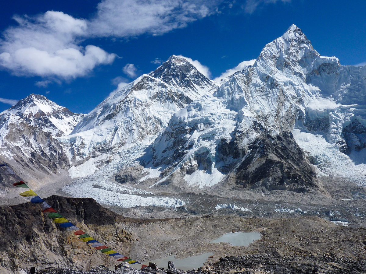 世界最高峰エベレストを間近に仰ぐ展望地カラパタール 5 545m へ