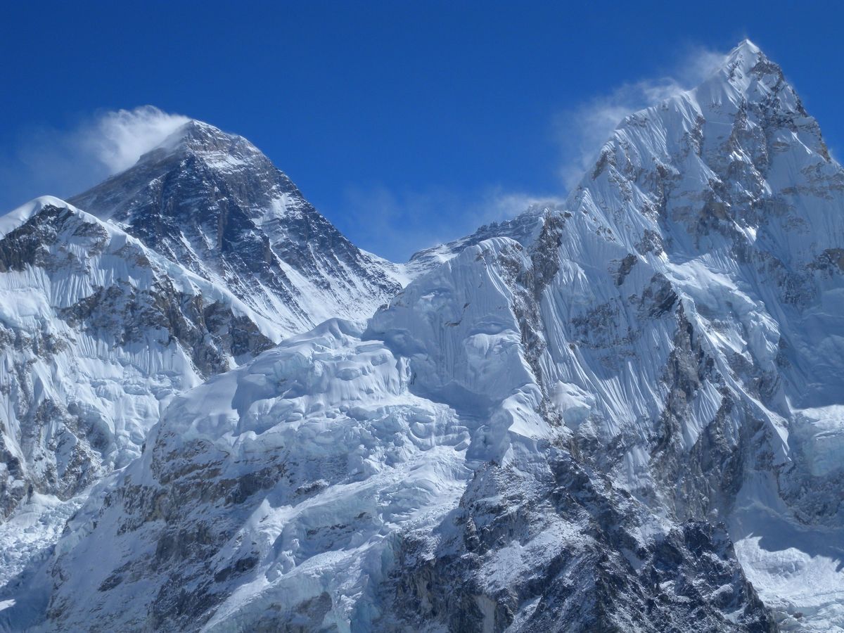 世界最高峰エベレストを間近に仰ぐ展望地カラパタール（5,545m）へ