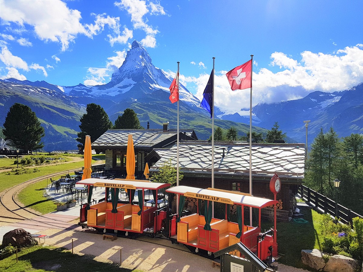スイスの山上のホテルで過ごす“贅沢”な一夜