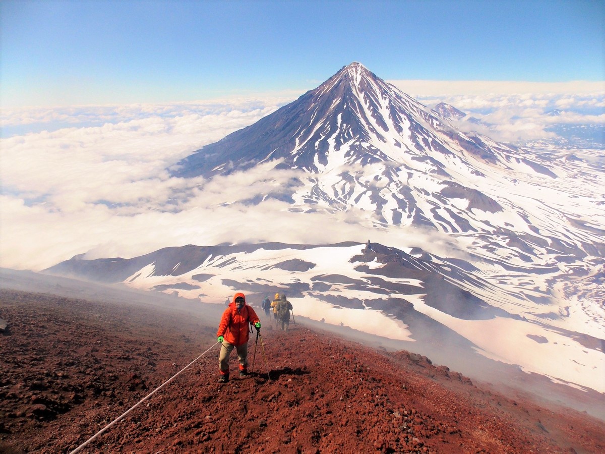 ロシア・カムチャッカの雄大な台地で登山とフラワーハイキングの旅