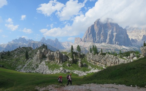 奇岩連なるアルプスを歩く 世界自然遺産のドロミテ